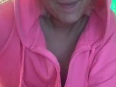 Girl unzips her pink shirt and flashes tits on Periscop