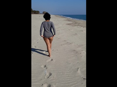 People Watch me Walking Naked on the Beach and I Masturbate myself
