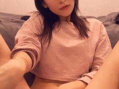 Ellieleen1 (aka ellieleen11, ellieleen, elliemayli) vibration makes her cum and playing all alone in her bed OnlyFans private video
