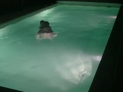JEUX SEXUELS DANS UNE PISCINE / Fucks in the Swimming Pool .