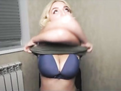 Maria_Teus shows us her massive tits.
