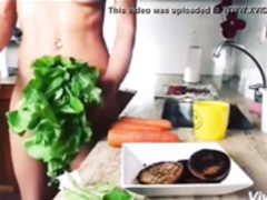_Xoana Gonzalez en la cocina desnuda
