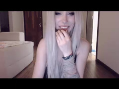Sweetchillli shows her hot body