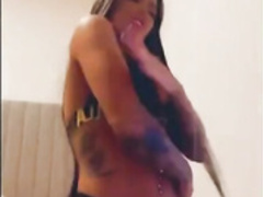 MC Mirella caiu na net em vídeo peladinha no banho