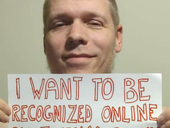 Webslut Robert Hendriksen wants to be recognized naked