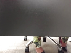 Amigo filma meus pes escritorio de Scarpin Alto preto