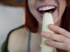 Lizmreow enjoys her banana!