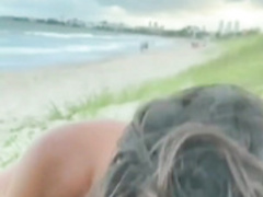 Afrodite Hotwife OF - Chupando pinto na praia pública