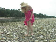 Brigida, la supertettona italiana, si mostra al fiume