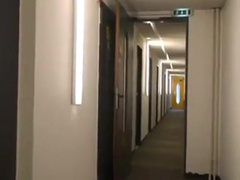 Deutsche MILF fingert sich im Hotel und wird angewichst