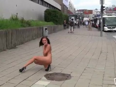 michaela isizzu desnuda por la calle