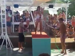 chica baila desnuda a una fiesta en la playa