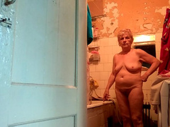 Fuck in the bathroom with Mature
