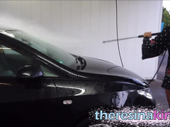 Sexy Car Wash an einer Öffentlichen Station! Ich zeig ihnen meine Tittys