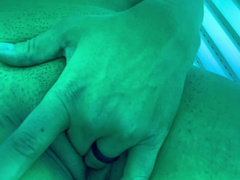 Gym girl fingers herself in tanning bed