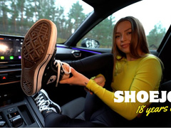 She did a shoejob in her Converse in my car [4K]