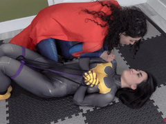 Superwoman vs Batgirl
