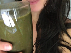 Hellojewels i made a delicious green juice and smoothie for breakfast today and wanted to record a sho xxx onlyfans porn videos