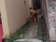 Horny aunty in Street showing big juicy ass