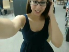 Chica En la Libreria On Webcam