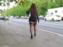 Un salope exhibe son cul en pleine rue