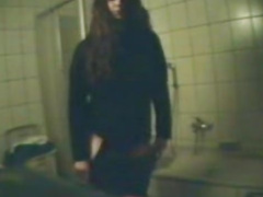 Beobachte meine Freundin Nicole heimlich im Badezimmer