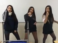 Colegialas bailando en clases