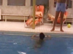 Geile Spermaspiele mit 3 Kerlen im Schwimmbad