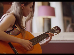 Ultrasfilms -  milla azul girl who loves guitar