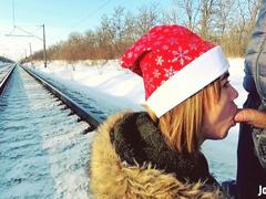 Winter Outdoor Amateur Blowjob on the Railway